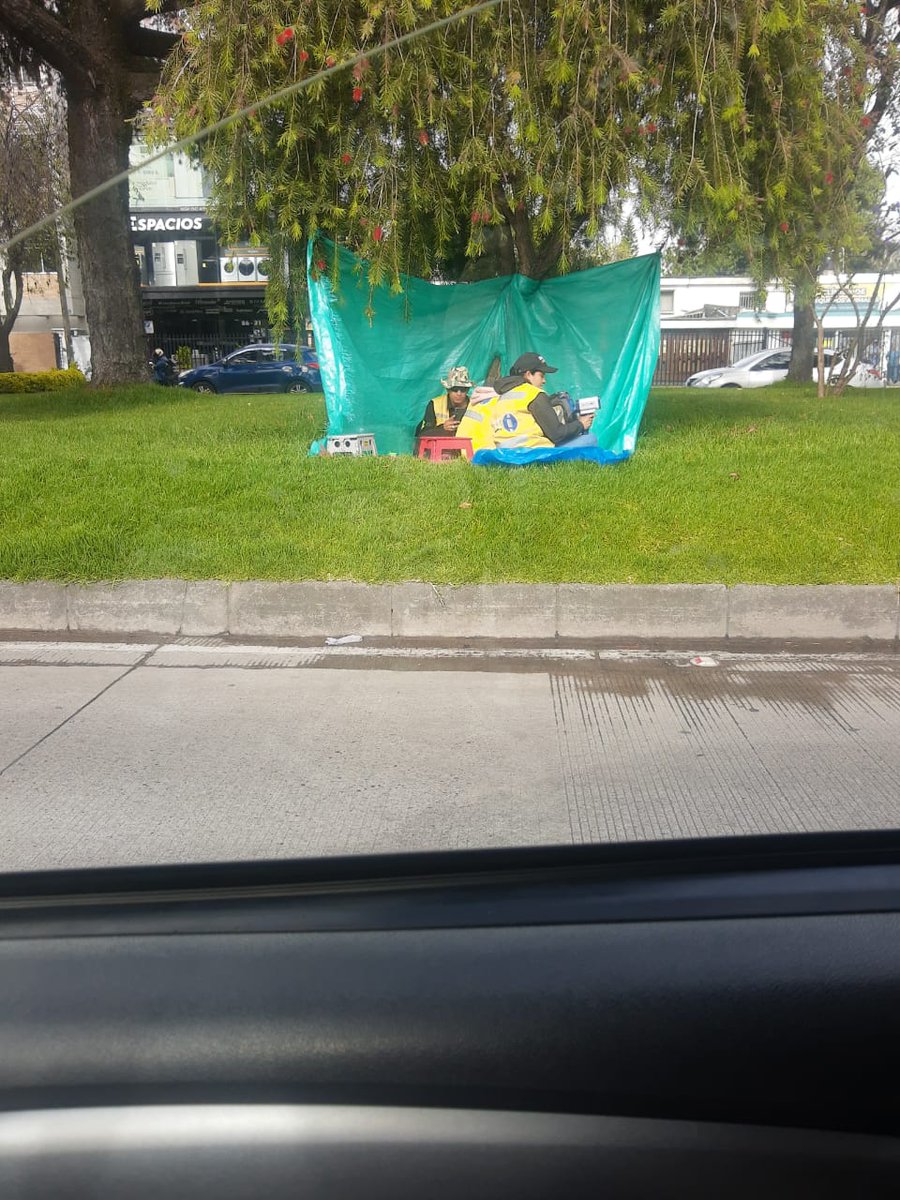 parraedwin's tweet photo. @ClaudiaLopez @TransitoBta @PoliciaColombia las ratas de la policía, escondido haciendo fotos multas.....y los delincuentes haciendo de la suyas....viva Colombia https://t.co/xf2kIl3QiM
