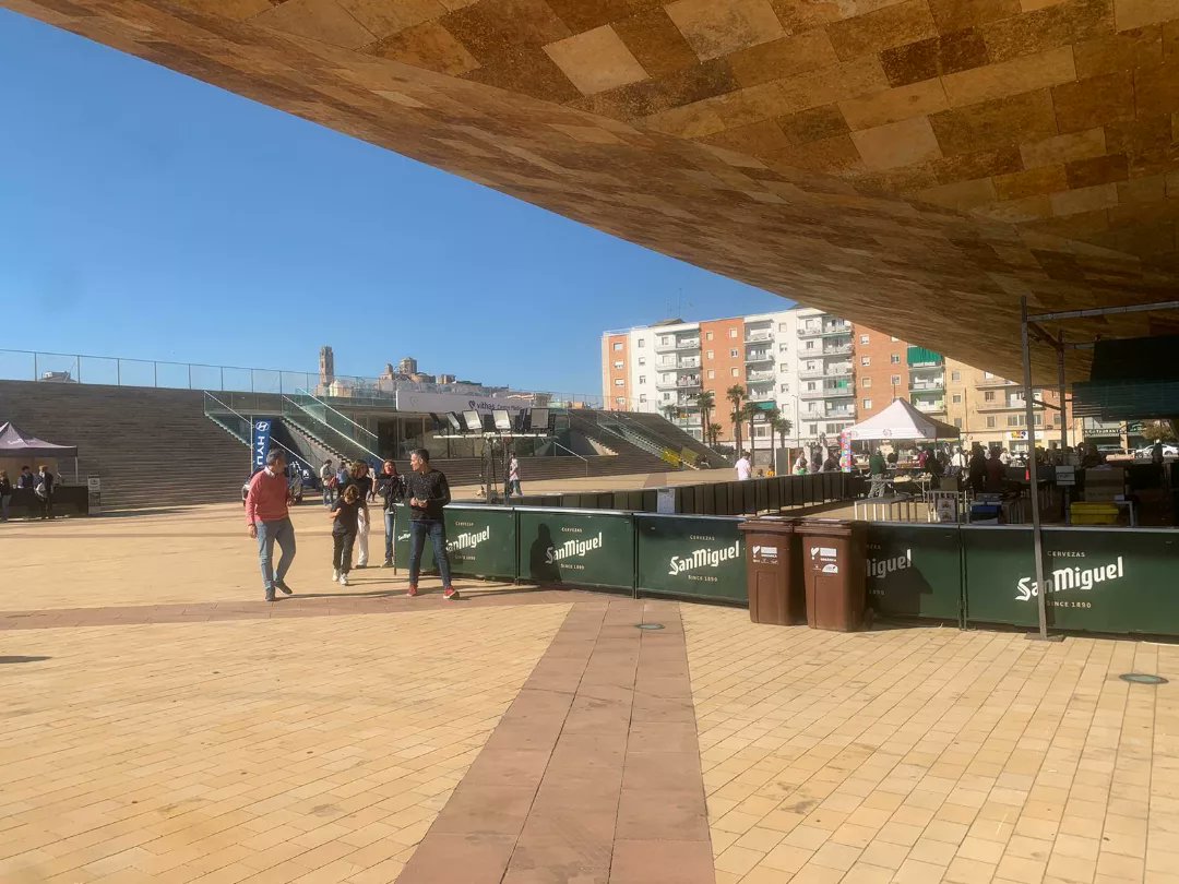 JoseMFLleida's tweet photo. Aquest matí fent una volta per #cervisia a l'exterior de la @lallotjalleida organitza @AplecCaragol comença a arribar la gent gran quantitat de tapes i moltes classes de cerveses per triar i tastar 👍 https://t.co/JxCU2Fpnte