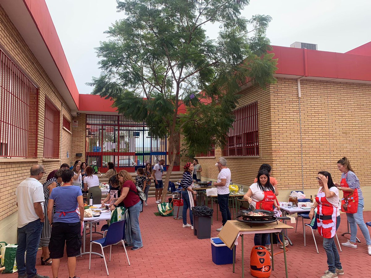 guillenpp's tweet photo. All the teachers at @EOITorrevieja competing for cooking the best paella  👨🏻‍🍳🥘👩🏻‍🍳!! Of course, our headmaster's team was the winner ✌🏻🤩!! https://t.co/zPqH1JJYE7
