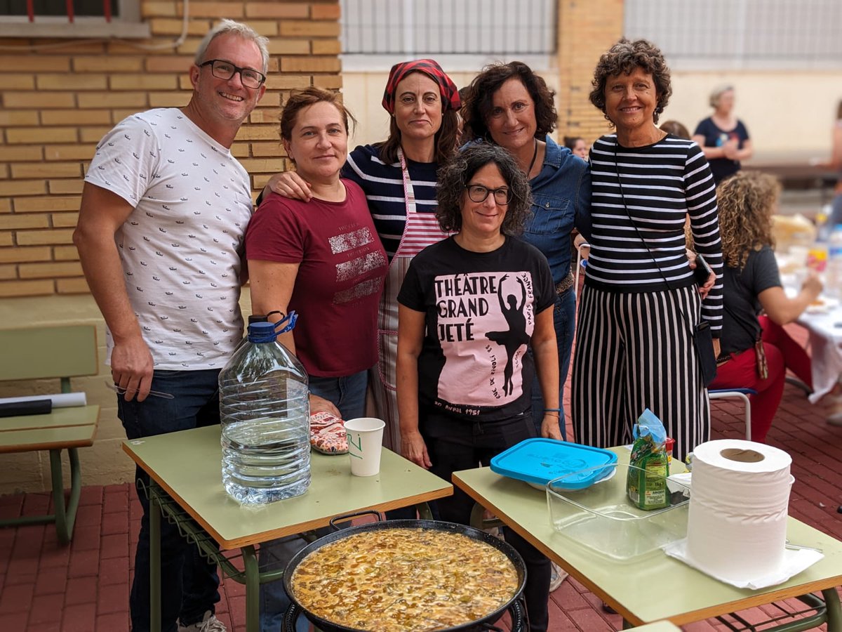 guillenpp's tweet photo. All the teachers at @EOITorrevieja competing for cooking the best paella  👨🏻‍🍳🥘👩🏻‍🍳!! Of course, our headmaster's team was the winner ✌🏻🤩!! https://t.co/zPqH1JJYE7