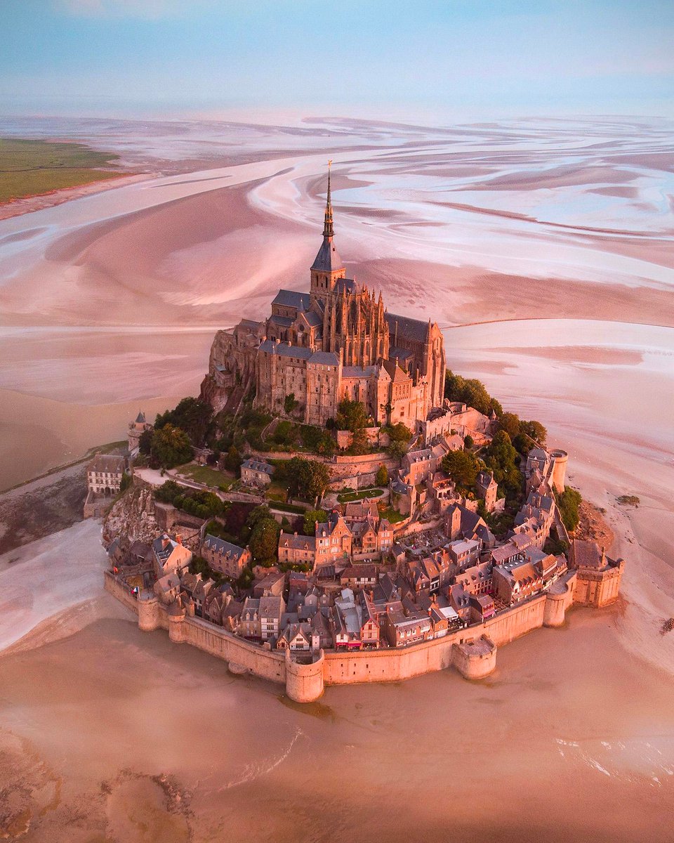 'The principle of the Gothic architecture is infinity made imaginable.' - Samuel Taylor Coleridge

A thread of wonders of Gothic architecture 🧵

1. Mont-Saint-Michel Abbey, Normandy, France, 1523 (Gothic / Romanesque)