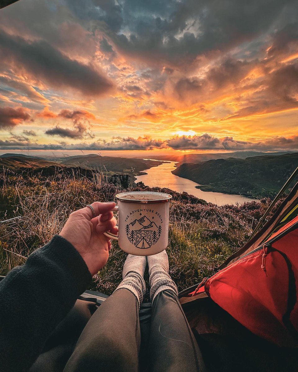 Who's up for a camping adventure in this English paradise? 🌟🏞️ 📸: @nat_swarbs 📍 The Lake District