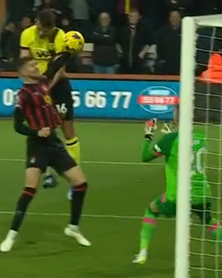 rbate59's tweet photo. @adjones_journo no handball here? https://t.co/mvXFKfIfGR
