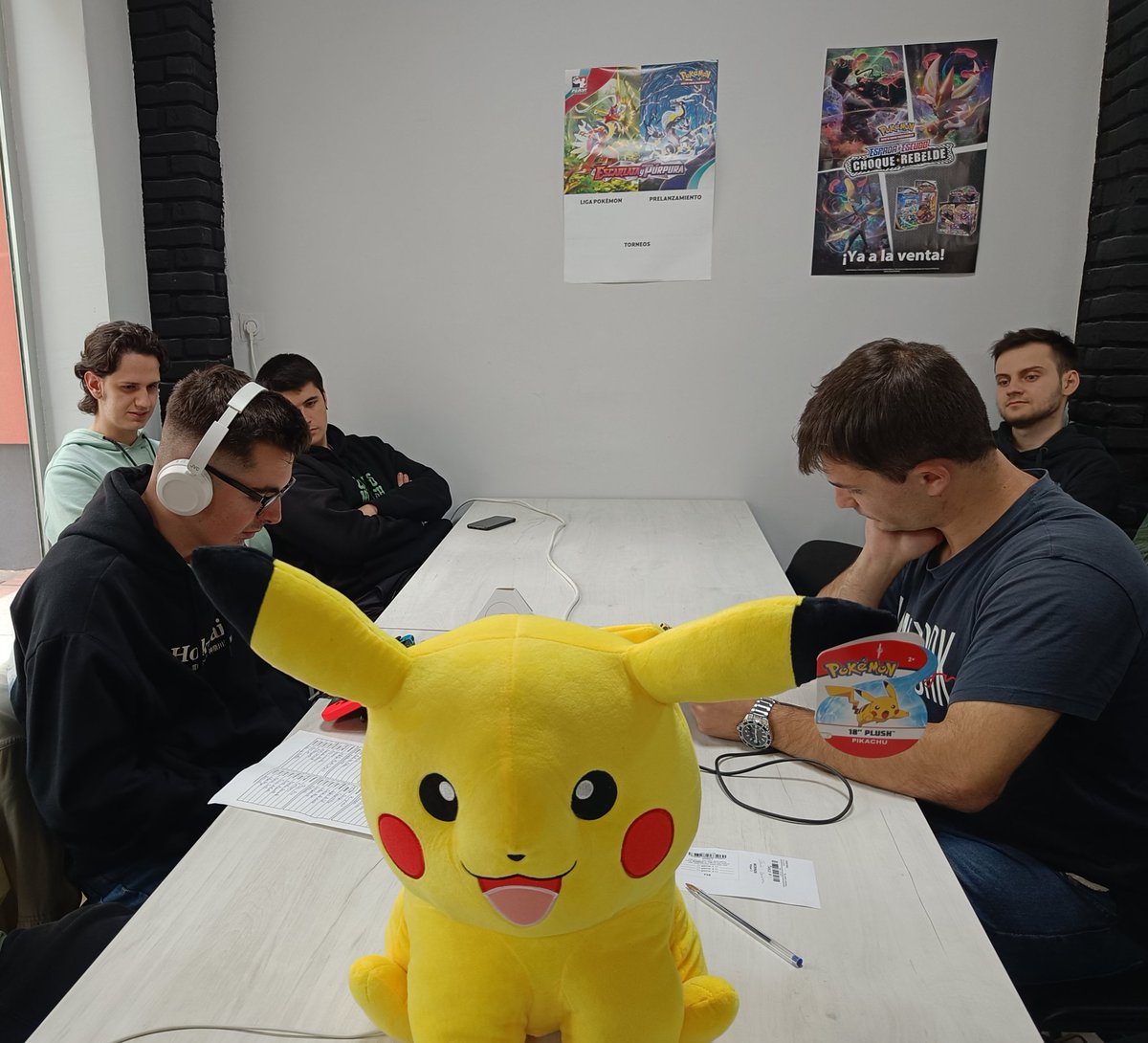 PKMN_Madrid's tweet photo. ¡Ya comienza la final del Premier Challenge de Alcorcón en @ISEKAI_ALCORCON!

¡@RaykoVGC y @PromanVGC son los finalistas en este Premier que pone en juego 30 CPs y un peluche de Pikachu gigante!

#PremierChallenge #PokemonVGC https://t.co/sLEk5mirj3