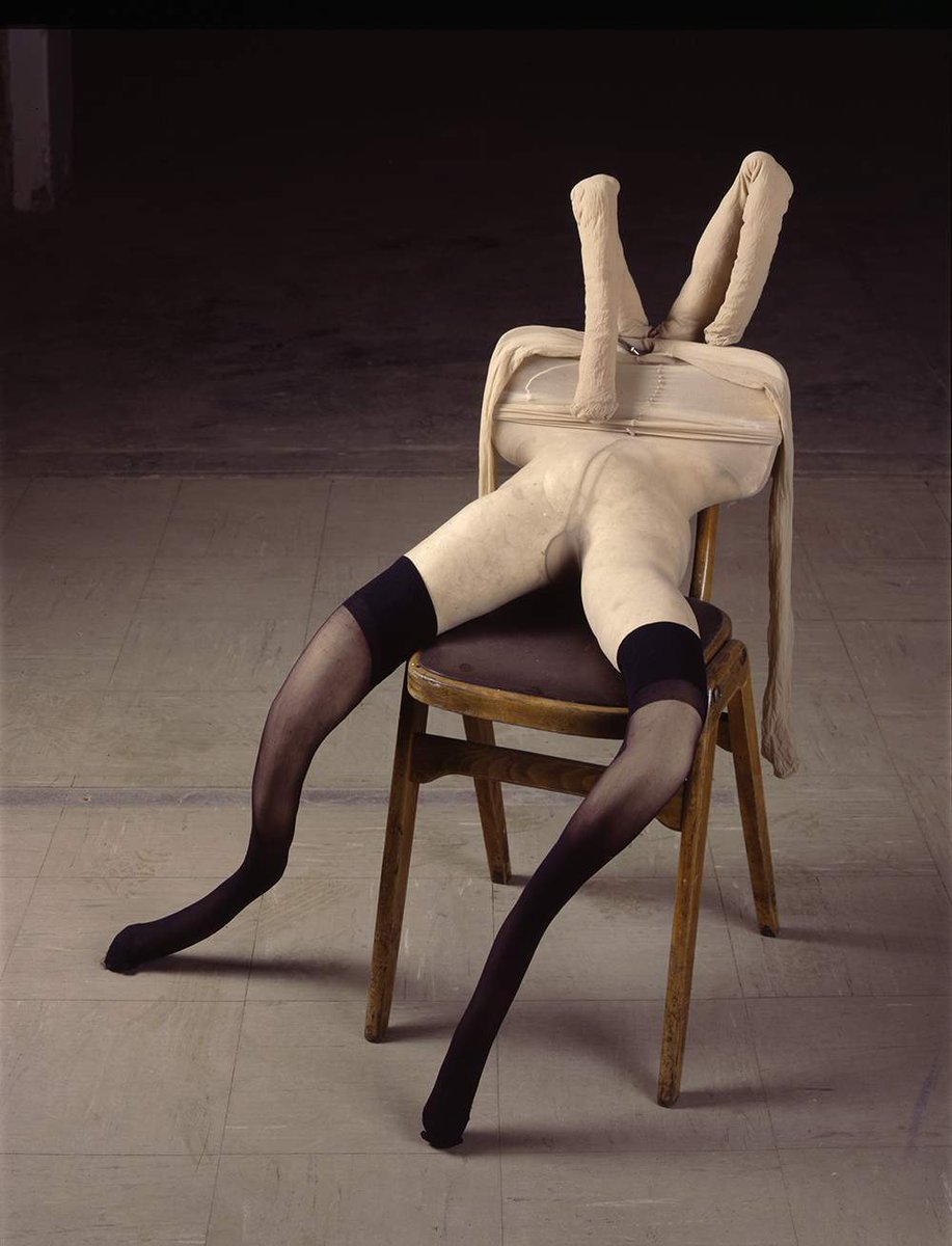 “Sarah Lucas. Happy Gas” en @Tate #Britain hasta el 14 de enero. Esculturas, instalaciones y fotografías de esta artista irreverente que trata con humor e atrevimiento temas relacionados con sexo, género o clases sociales. Para conocer sobre #SarahLucas👉bit.ly/3oB3BtP