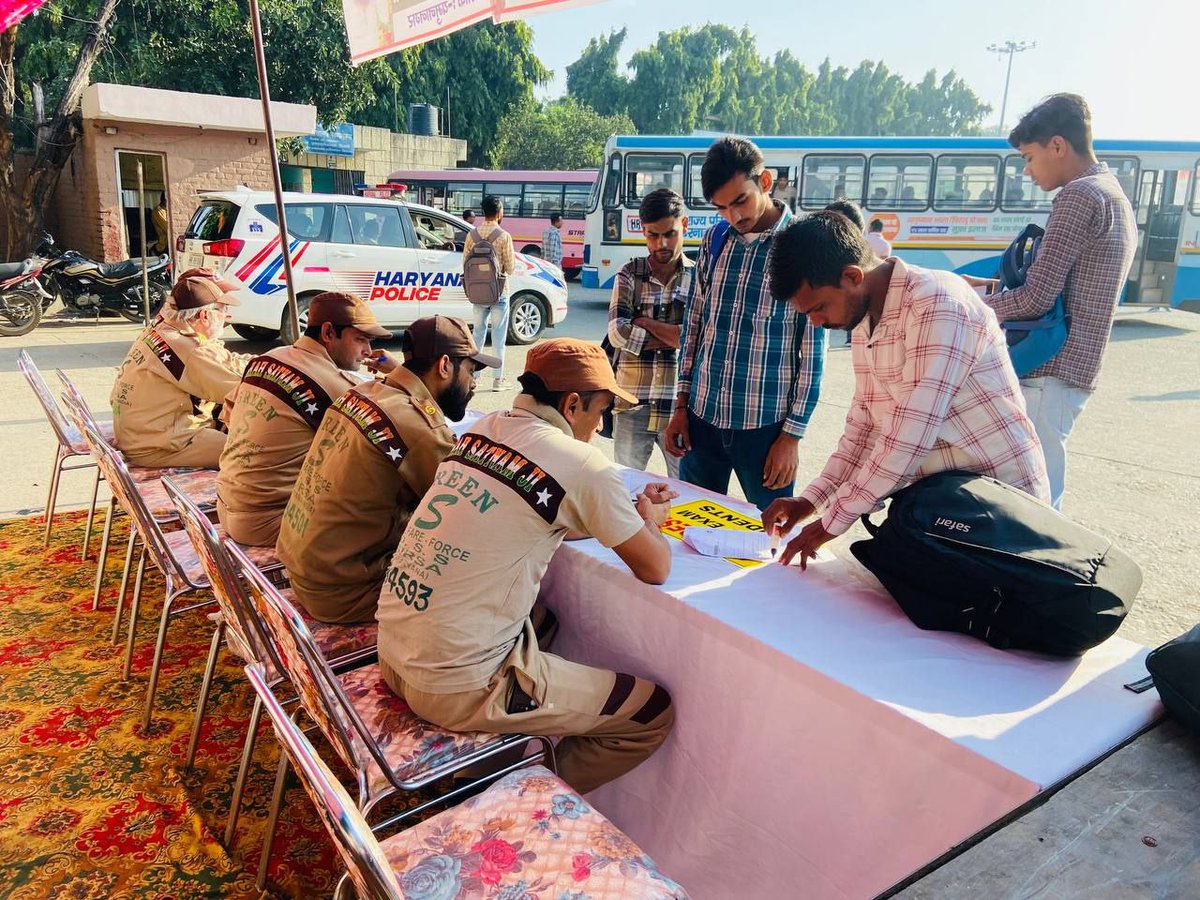 Rkdhanda77's tweet image. Dera Sacha Sauda के स्वयंसेवकों ने पूज्य गुरु Saint Gurmeet Ram Rahim ji की प्रेरणा पर चलते हुए उत्तर प्रदेश के 14जिलों में #PETHelpDesk लगाया। यह परीक्षा केंद्र के लिए वाहन, पीने का पानी, दवाएँ और छात्रों के लिए हर बुनियादी ज़रूरतें उपलब्ध करा रहा है।