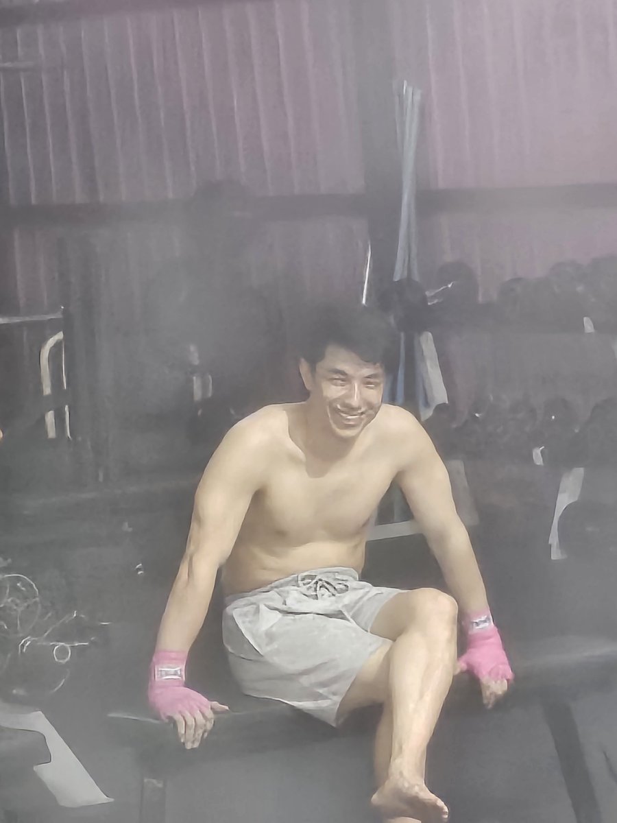 skywongraveee's tweet photo. ต่อยหนักกันจนมวลอากาศระเหยกลายเป็นไอเจอกับความร้อนประเทศไทยควบแน่นระเหิดกลายเป็นสายหมอก #highschoolfrenemy https://t.co/FlLCqqwX0h