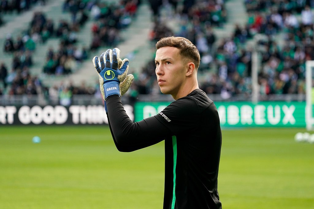 louisbrddd's tweet photo. Ce gars a besoin d’une ovation lundi pour #ASSESCO ! Le talent est certain, c’est dans la tête que ça n’allait pas. Confiance en Green et force à @GLarsonneur reviens nous vite 🙏💚 https://t.co/nouvsC7jeS