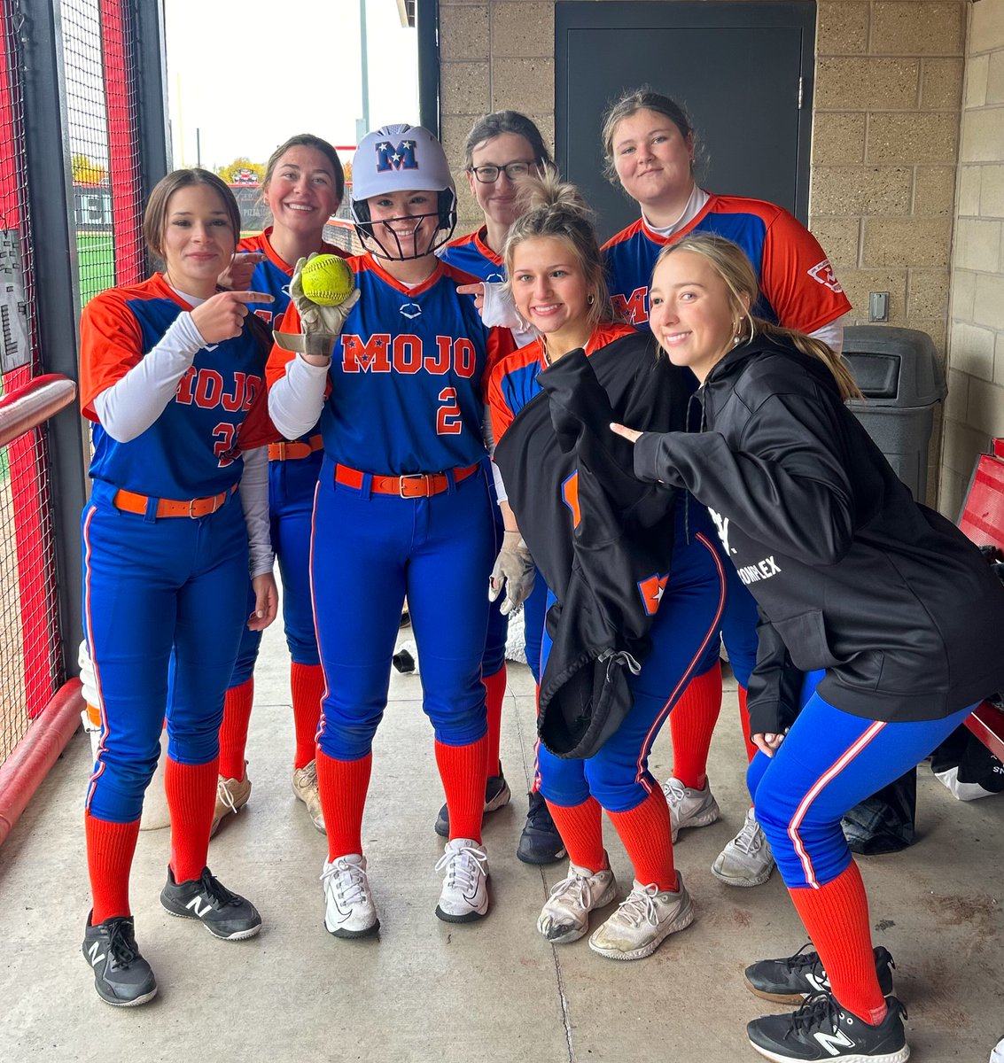 Peyton <a href="/peytonoflaherty/">Peyton O’Flaherty</a> with her second 💣 of the game 🔥#Mojo🧡💙 <a href="/GoMocsSB/">Chattanooga Softball</a>