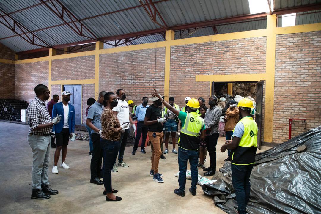 harerimana_tito's tweet photo. Muri iki cyumweru twasuye company y’urubyiruko ituganya imyanda mu karere ka @HuyeDistrict yitwa GREENCARE RWANDA.
✅Yatangiye gukora Muri 2017, Ikorera i @HuyeDistrict mucyanya kinganda i Sovu.
✅Bakira imyanda ivuye ahantu hatandukanye cyane cyane Muri Huye, iyo bamaze kuyakira barayitoranya(sorting) bagatandukanya n’itabora Hanyuma ibira bakayikoramo ifumbire nziza iyunguruye ifunze mumifuka, imyanda itabora igasura munganda (recycling).
✅Site bakoremo yose ni Inkunga akarere ka Huye yabateye
Nubwo uru rubyiruko rukataje mu iterambere ruracyahura n’imbogamizi:
✅Ntibafite nkunganire ku ifumbire yabo nkuko kumvaruganda bimeze.
✅Ubushobozi budahagije mukongera ikoranabuhanga by’umwihariko kumapave ya purasitike bakora.
✅Kuba abantu bataramenya kuvangura imyanda (ibora n itabora).
✅Kuba batarabona abaterankunga bahagije.
Mubagane babahe ifumbire nziza kandi ihendutse.
#UNDPMediaTour
#ImpactShowCase