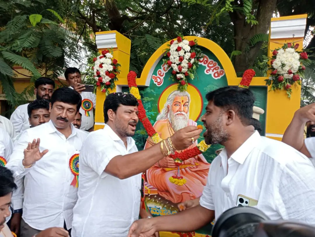 kothurmanjunath's tweet photo. Took a Part On the occasion of Maharishi valmiki jayanti at Valmiki Vritta of Kolar paid flower tributes to the Statue of Shri Maharshi Valmiki
On this Occasion
Superintendent of Police, @KolarPolice
#mlcanilkumar and
Others leaders Were Present https://t.co/dKYpRHO360