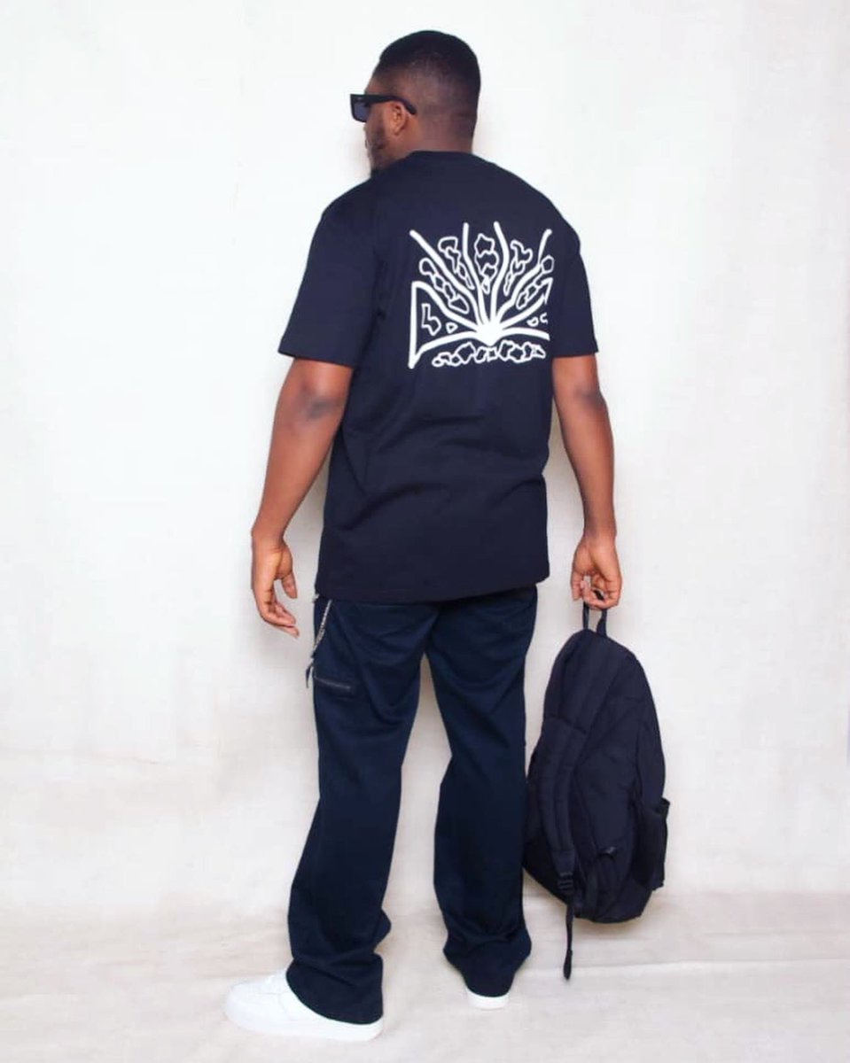 mudcracks_'s tweet photo. “Dessiccation II”
Extreme Dryness.
T-Shirt Available 📈
#fashion #streetwear #mudcracks #africa #ghana https://t.co/VMEo6t8i2s