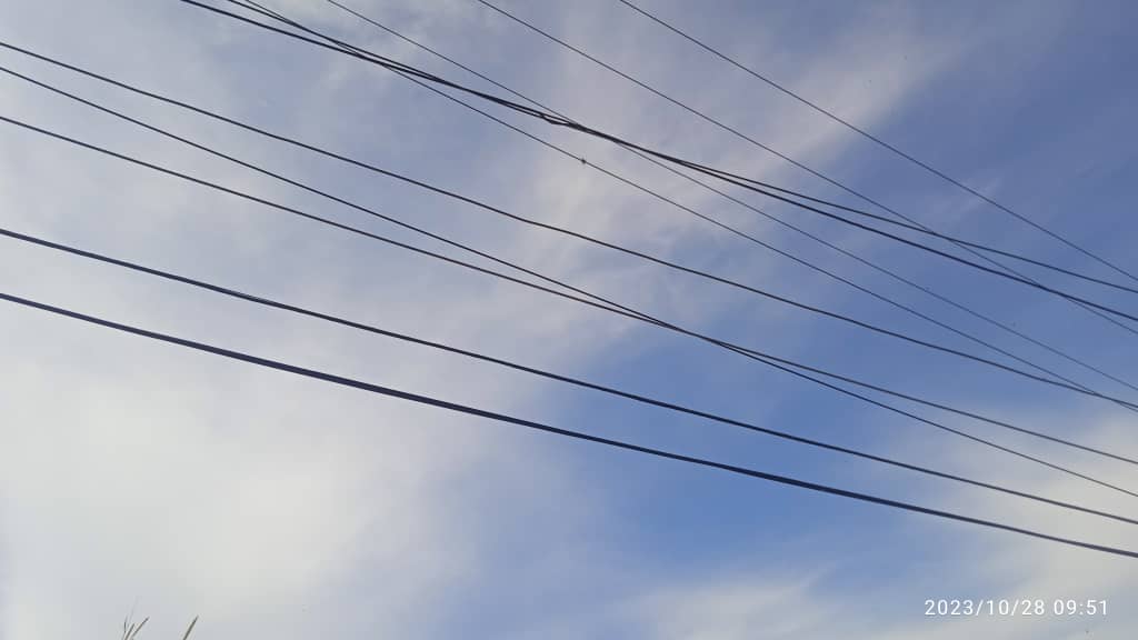 CDENOBRE's tweet photo. @CorpoelecInfo Buen día URB Club Hípico Los Teques sin electricidad desde ayer 1 pm. Es una fase porque un camión tumbó unos cables en el paseo el Caimán cerca vereda 1, entre Los picachos y colegio médico, es URGENTE. ya se hizo el reclamo desde ayer! https://t.co/kEmBT2ACfY