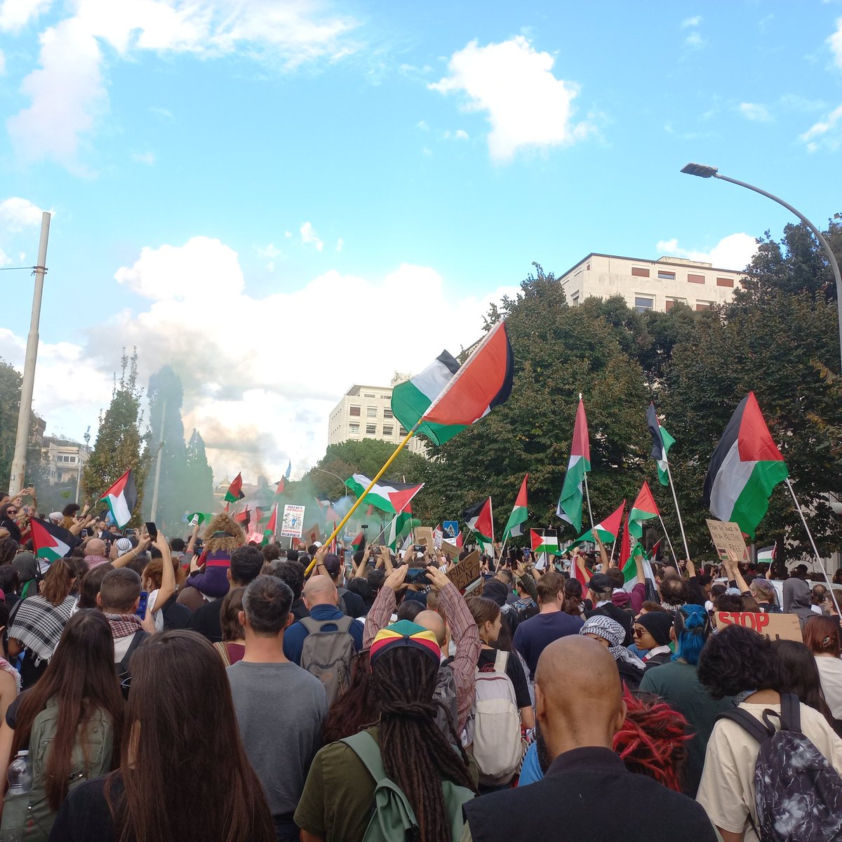 DinamoPress's tweet photo. In migliaia a #roma per chiedere un immediato cessate il fuoco e per fermare il genocidio contro la popolazione di #gaza.
#FreePalestine https://t.co/jzviPoVLBv