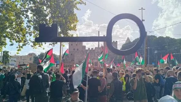 DinamoPress's tweet photo. In migliaia a #roma per chiedere un immediato cessate il fuoco e per fermare il genocidio contro la popolazione di #gaza.
#FreePalestine https://t.co/jzviPoVLBv
