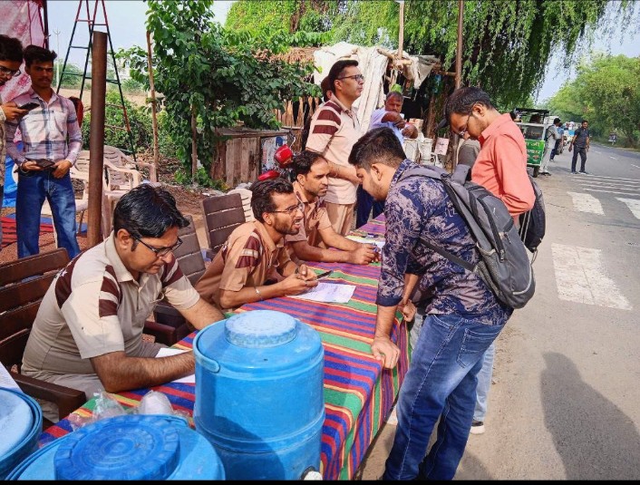 HarmelAulakh14's tweet image. हरियाणा मे परीक्षा के चलते सभी बस स्टैंड पर
#PETHelpDesk लगाए हुए थे l
ताकि जो पेपर देने आए हैं उनकी help कर सके l
जैसे उन्हें उनके परीक्षा केंद्र तक पहुंचना l
उनके खाने पीने का इंतजाम करना l
उनके लिए चिकित्सा सेवा भी प्रदान की गई l
Saint Gurmeet Ram Rahim Ji 
Dera Sacha Sauda