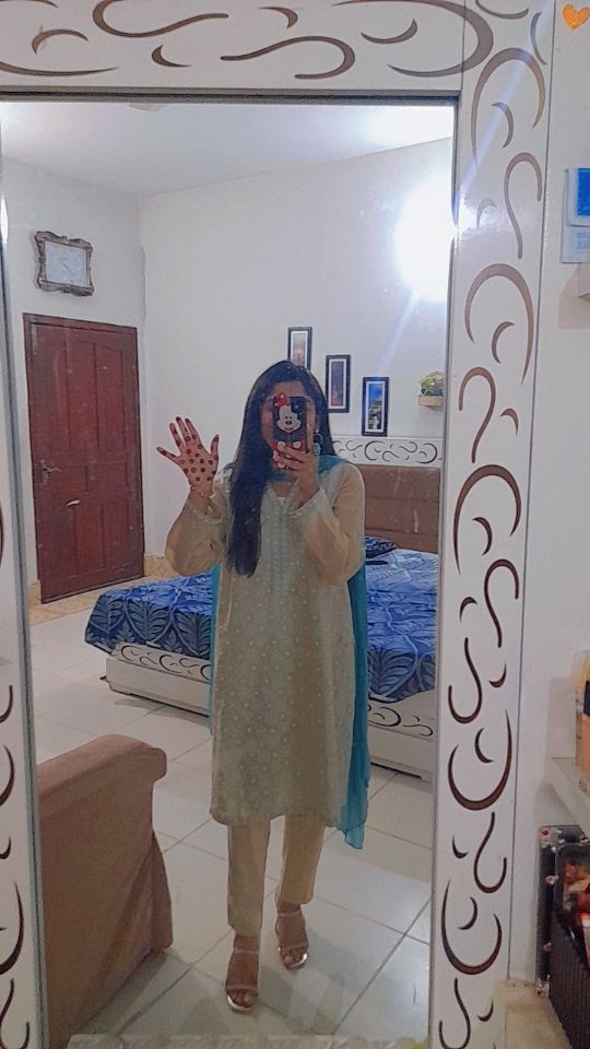Anumummm's tweet photo. Mirror selfie 🤝 Ganda sheesha https://t.co/Hg6IKPF6f0