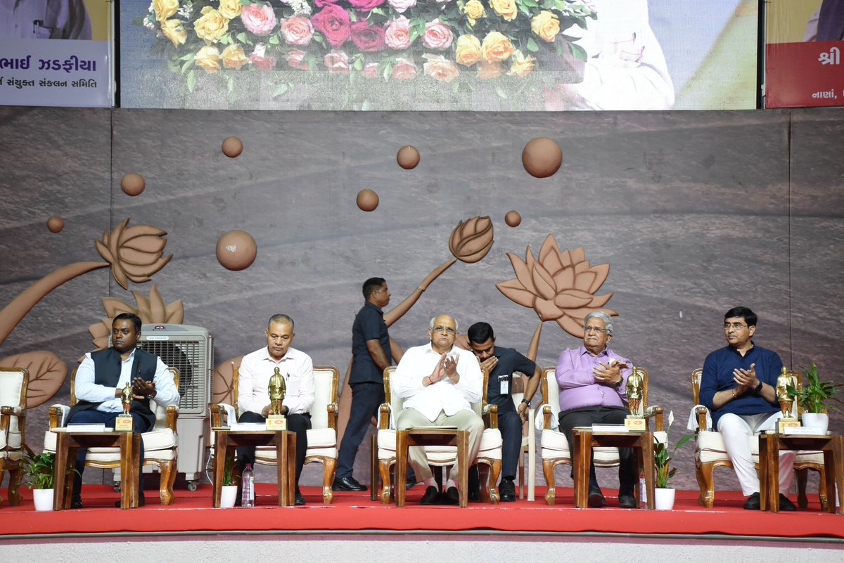 CMOGuj's tweet photo. મુખ્યમંત્રી શ્રી ભૂપેન્દ્રભાઈ પટેલ ગુજરાત ઊર્જા સંયુક્ત સંકલન સમિતિ દ્વારા ઊર્જા મંત્રી શ્રી કનુભાઈ દેસાઈની ઉપસ્થિતિમાં ત્રિમંદિર, અડાલજ ખાતે આયોજિત ઋણ સ્વીકાર અને અભિવાદન સમારોહમાં ઉપસ્થિત રહ્યા હતા.

મુખ્યમંત્રીશ્રીએ વીજ વિતરણ ક્ષેત્ર સાથે જોડાયેલા કર્મયોગીઓને જનજીવનમાં ઉજાસ પાથરનારા મશાલચી ગણાવતાં જણાવ્યું કે, વીજકર્મીઓ પ્રત્યે સહાનુભૂતિ અને હકારાત્મક અભિગમ દાખવીને કરેલા અનેક મહત્ત્વપૂર્ણ નિર્ણયો રાજ્ય સરકારનું તેના કર્મયોગીઓ પ્રત્યેનું ઋણ નહીં પરંતુ જવાબદારી છે. તેમણે કહ્યું કે, ગ્લોબલ વોર્મિંગના યુગમાં પર્યાવરણની સુરક્ષા માટે કુદરતને નુકસાન પહોંચાડ્યા વિના ઊર્જા પ્રાપ્ત કરવાની દિશામાં માનનીય વડાપ્રધાન શ્રી નરેન્દ્રભાઈ મોદીના દિશાદર્શનમાં ગુજરાત આગળ વધી રહ્યું છે.