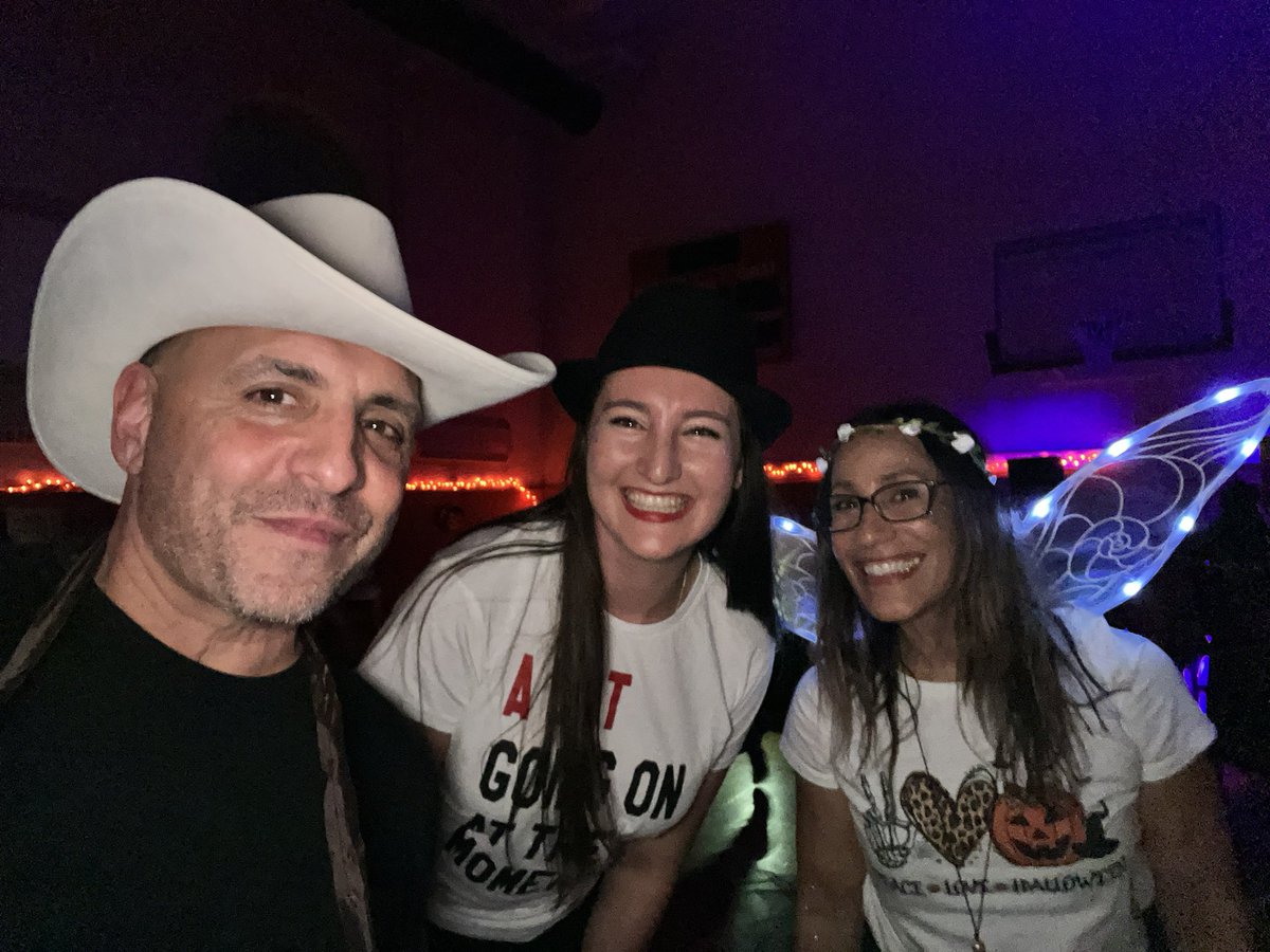 Leslie Van Bell tweet media