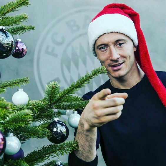 dailyrl9's tweet photo. Życzę wam z Lewym ciepłych i spokojnych świąt <3🎄🎅 https://t.co/YJfuBfQLau