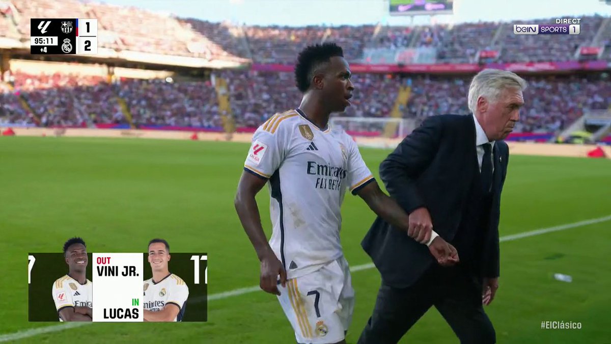 Reycholosimeone's tweet photo. No había tenido ninguna con el público rival y ha hecho lo imposible para intentar que alguien le llamara algo. Hasta Angelote recrimina. Todo después de otro partido horrible. https://t.co/FGfpFynWHT
