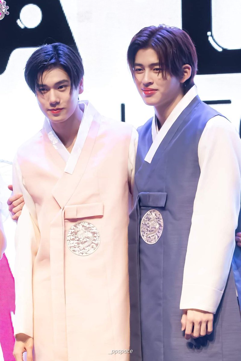 Virgo_cco's tweet image. #3PP Pondphuwin hanbok😆 🐻🐼

#PPfandayxSeoul 
#pondphuwintang 
#Pond #Phuwin #ปอนด์ภูวิน 🐻🐼
@ppnaravit @phuwintang