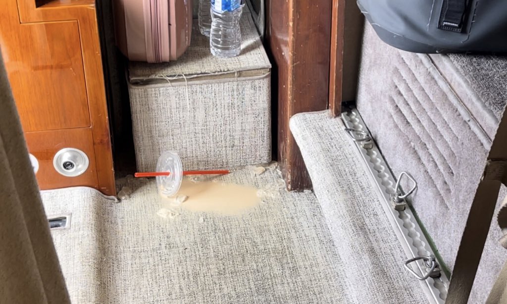 Acabo de tirar el café de la sobrecargo…