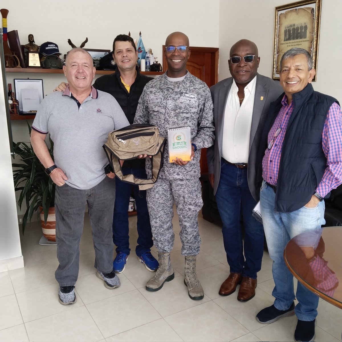shejo61's tweet photo. Gracias por reconocimiento @UsdideaO @EJorgeUSDIDEA y compañeros de junta de Antioquía por tan géneroso reconocimiento a @Sindodic a través mío @shejo6844 . Muy honrado de esta mención tan significativa. Gracias !! https://t.co/kuJQ5YqXuv
