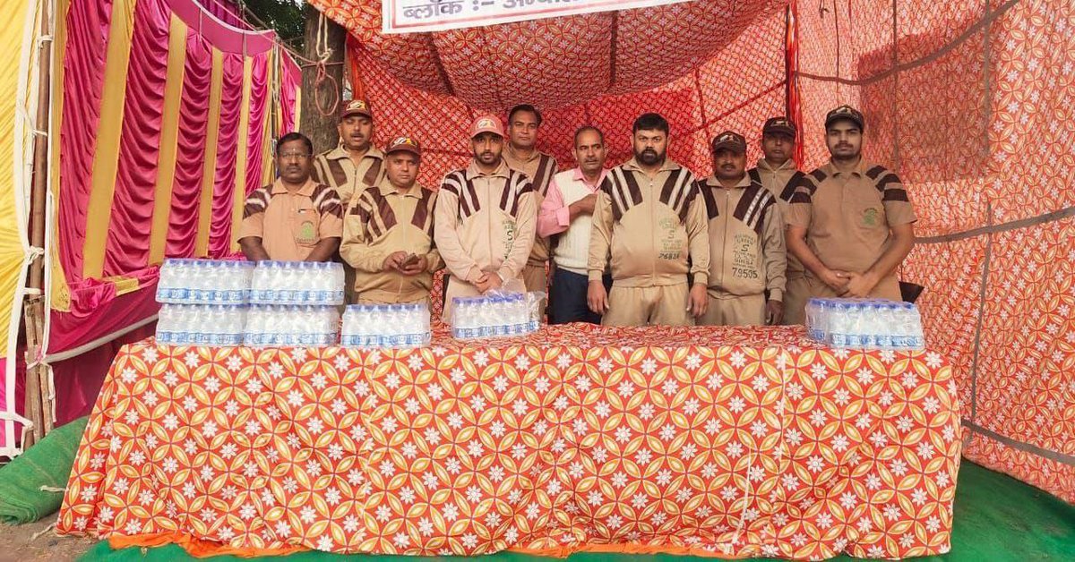 NiyatiArora18's tweet image. Today is the PET exam in 14 districts of Uttar Pradesh and Dera Sacha Sauda volunteers setup #PETHelpDesk under which they provide every possible help to students who appear this exam and candidates are guided by buses to reach the center and provide drinking water etc.