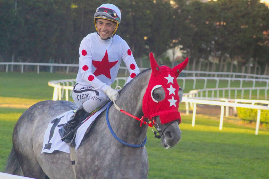 BEN ERAY GELİYORUMMMM

Hakikaten son haftaların sıra dışı pilotlarından olan ve atlarla mükemmel uyumu ile dikkat çeken yeni nesil, özel seri pilot ERAY ÇİZİK bugün de Ankara ‘da büyük üstad NECİP FAZIL KISAKÜREK koşusunu İSYAN ATEŞİ ile kazanırken tam not almayı başardı 🏁🌺🏁🌺