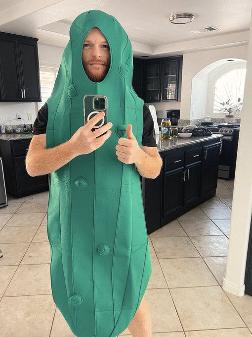 Halloween 24/7/365 🥒💦🍑 https://t.co/B7hEmspSGE