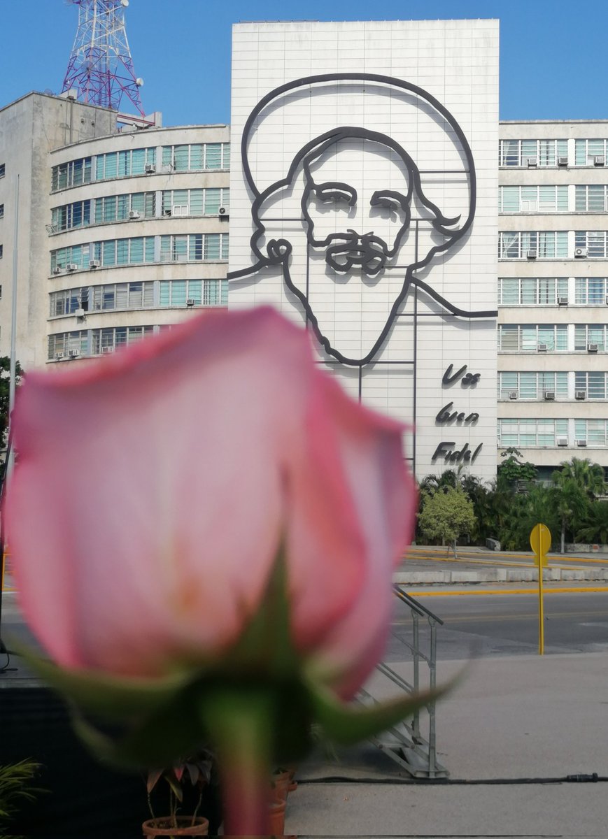 · Camilo salió del pueblo.  Era un hombre como ustedes #CamiloVive #CubaPorLaVida@cubacooperaven <a href="/MINSAPCuba/">Ministerio de Salud Pública de Cuba</a> <a href="/japortalmiranda/">José Angel Portal Miranda</a> <a href="/CubaMir_Ven/">Brigada Médica Cubana Estado Miranda</a> <a href="/4defebrero6/">CDI 4 de Febrero Estado Miranda</a>