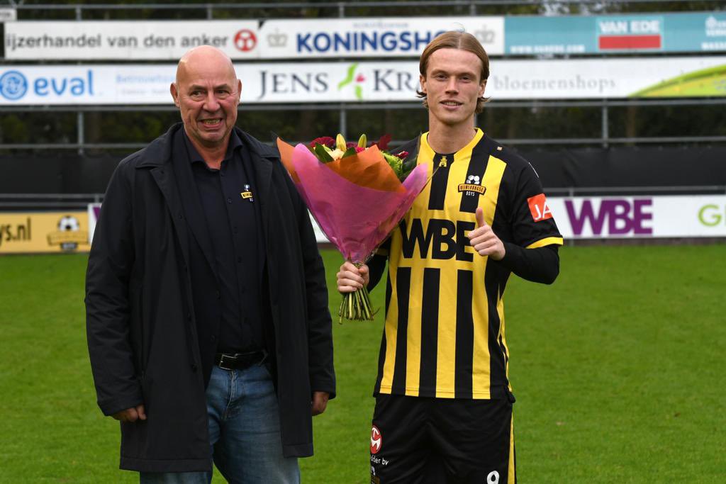 vvrbb's tweet photo. Voorafgaand aan de wedstrijd werd Dani van der Moot gehuldigd vanwege zijn 100ste competitiewedstrijd voor geel-zwart.
#rbbafc https://t.co/mlQenSPIBu