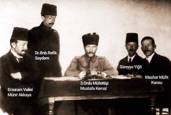 "Bu Cumhuriyet, Arap cemahiriyeleri gibi bedevî çadırlarında, İngiliz'in çizdiği bayrakla kurulmadı! Herkes haddini bilecek!"

Mazhar Müfit KANSU
(Diyarbakır Şark İstiklâl Mahkemesi Başkanı)
28 Haziran 1925

Cumhuriyetimizin 100. yılı kutlu olsun 🇹🇷

#Atatürkünİzinde100YIL