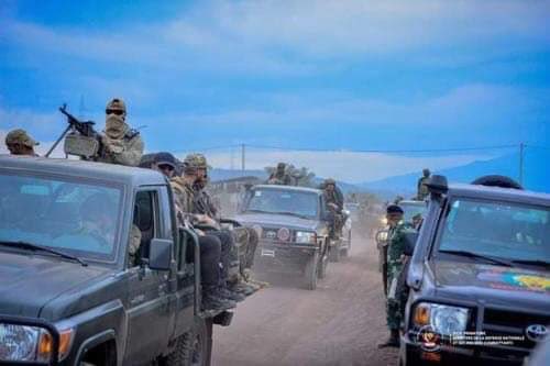 PrinceIlunga14's tweet photo. #RDC : C'est fait et c'est bien bon!Après une terrible et fulgurante réplique, les #FARDC contrôlent maintenant la cité de #KIBUMBA et #KINYA.
Les FARDC signalent que l'ennemi, les terroristes du M23, ont connu des pertes énormes en homme. La croix rouge est sollicitée pour venir s'occuper des cadavres. BRAVO ! 17h 10' entrer triomphal du Gouverneur militaire ce samedi à KIBUMBA.
#BENDELE 🇨🇩🇨🇩
#EKWEYA_TE.