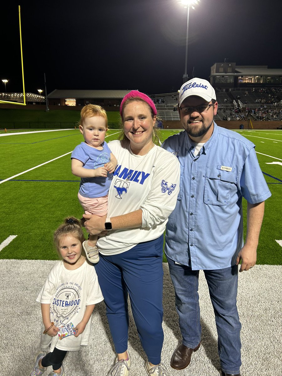 Our Junior Pacesetter had the BEST time! Thank you @THS_Mustangs for the fun night! 🤍💙🏈