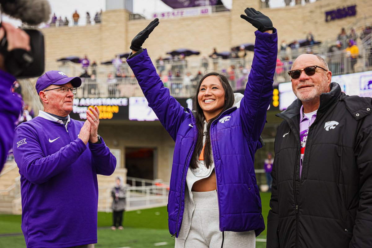 World silver medalist has a lovely ring to it 😏

Congrats <a href="/JaneeNae24/">NaeThrowsHeavyRock</a> !!

#KStateFB x <a href="/KStateTFXC/">K-State T&F/XC</a>