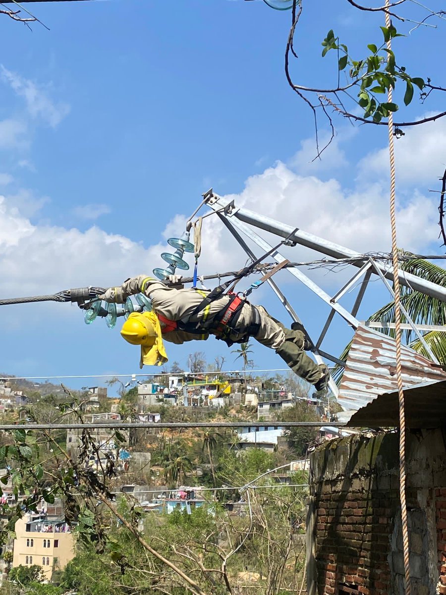 DamianAIcazar's tweet image. Mientras SEDENA, CFE, BIENESTAR y más personal de gobierno federal trabajan literalmente día y noche para lograr la normalidad en Guerrero.
La oposición se dedica a buscar donde aún no llega la ayuda para difundir que el gobierno no hace nada.

Representan la miseria humana.