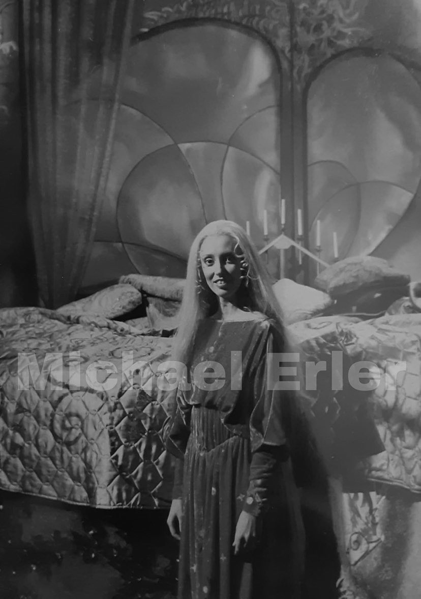 shelleyduvallxo's tweet photo. Shelley Duvall behind the scenes of Faerie Tale Theatre’s Rapunzel (1983) – Shelley created, produced, and starred in this award-winning series for Showtime. https://t.co/w1DbGnYNwz