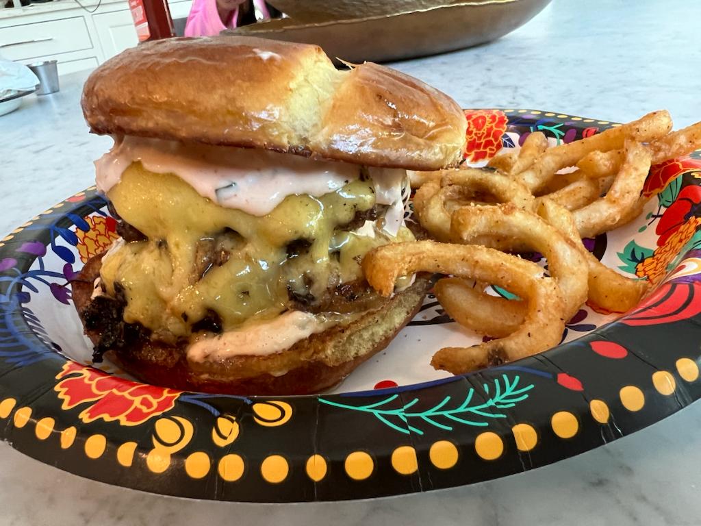 Angelo's onion burger with Russian dressing!

📞 Call or Text: 832-431-6331

#angelochristian, #burgerrecipe, #greatburger, #russiandressing, #whatisforlunch