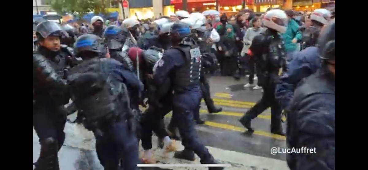 <a href="/CerfiaFR/">Cerfia</a> <a href="/LucAuffret/">Luc Auffret</a> Qu’est-ce qui justifie ce dangereux coup de matraque derrière la tete ???