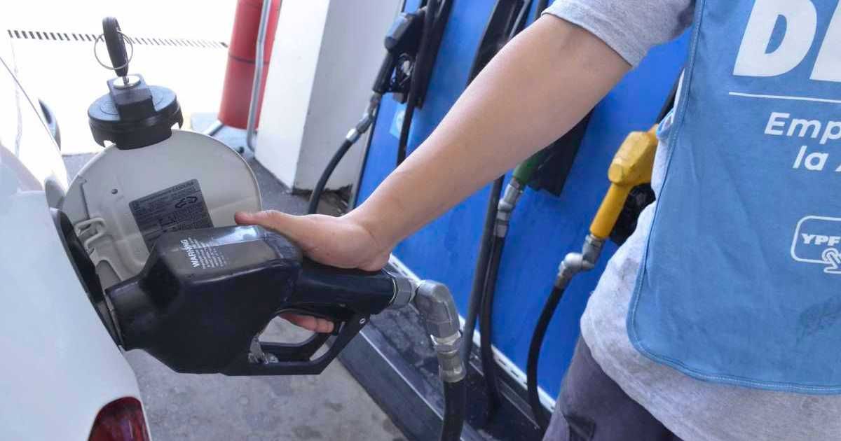 Escasez de combustible en #Bariloche: preocupa el transporte y los servicios públicos buff.ly/40dxluW