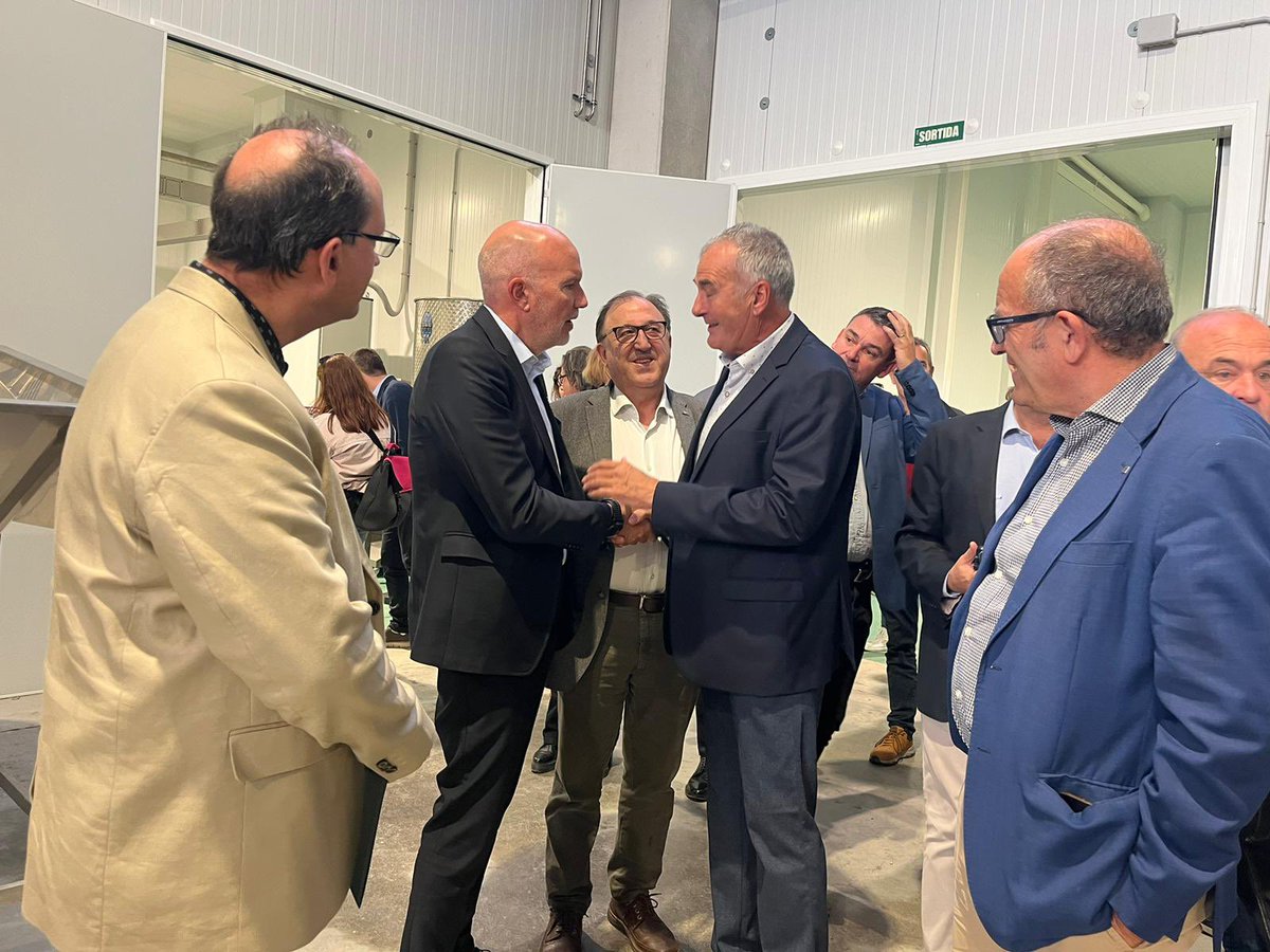 agriculturacat's tweet photo. 🌿Inaugurem el nou molí d'oli de la Cooperativa La Granadella, tot celebrant el seu centenari, amb el #conseller @dmascort i el secretari d’alimentació Carmel Mòdol 🎉#CooperativaLaGranadella https://t.co/spk0FV4uYh