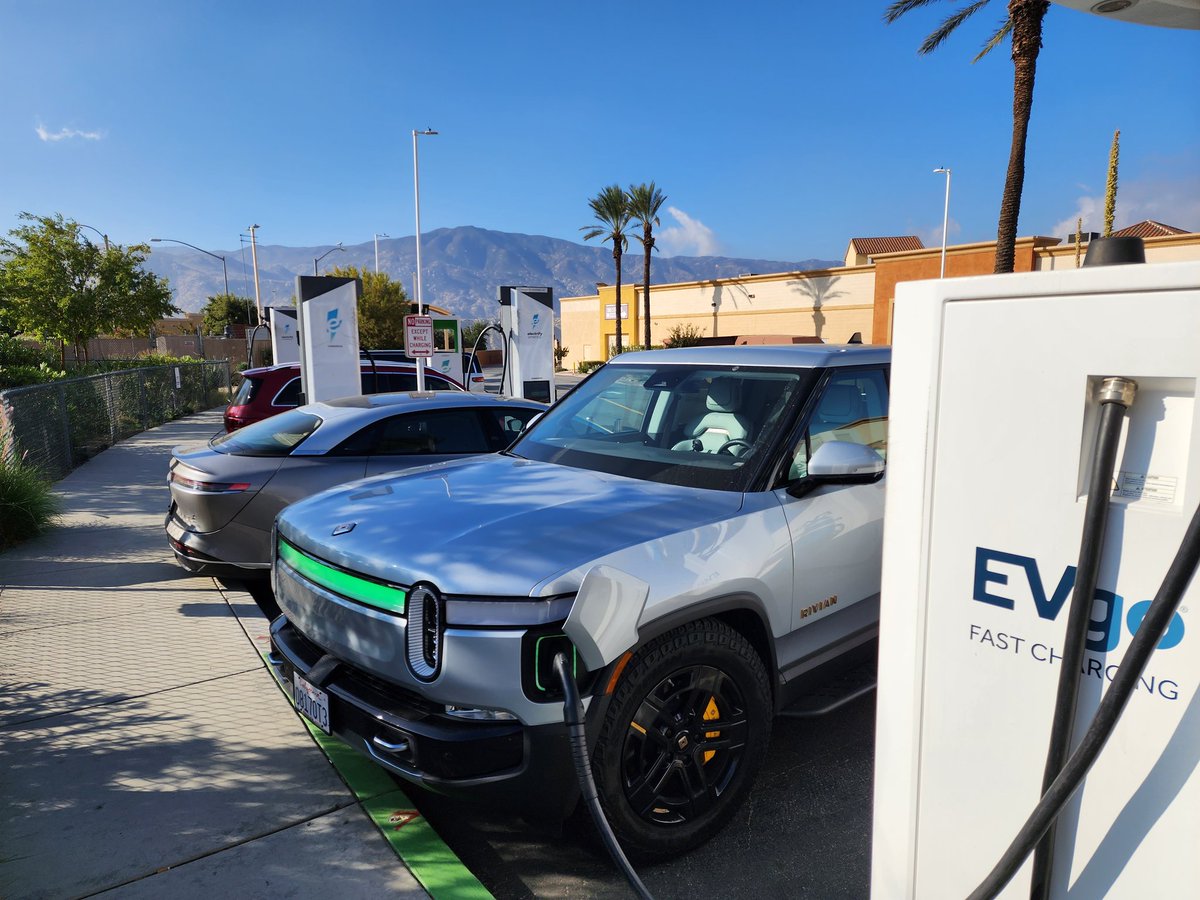 mCHOzN1's tweet image. #EA and #EVgo station at Desert Hills Outlets in Palm Springs. 3/4 EA 350kw dispensers online. 2 EVgo 50kw working. Started on 50kw EVgo until one of the EA 350kw opened up. Good to see most dispensers working but EVgo needs to upgrade those dispensers. @RateYourCharge