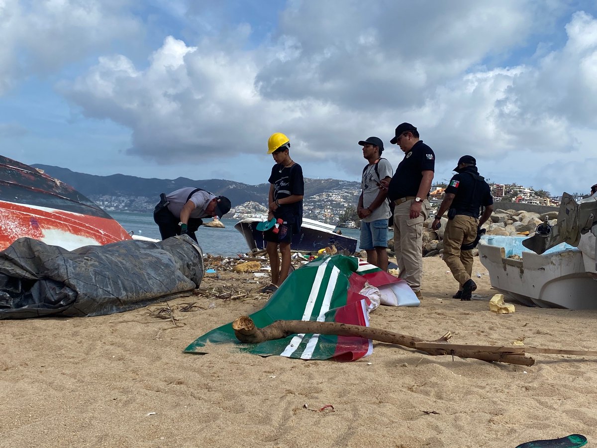 Can finally send pictures from #Acapulco, where #Otis left devastation. Govt response minimal. Thread 👇 Navy pulls bodies out of Acapulco Bay while investigators and families try to identify them. Authority told us 50 bodies had been found Friday alone, despite govt saying 27