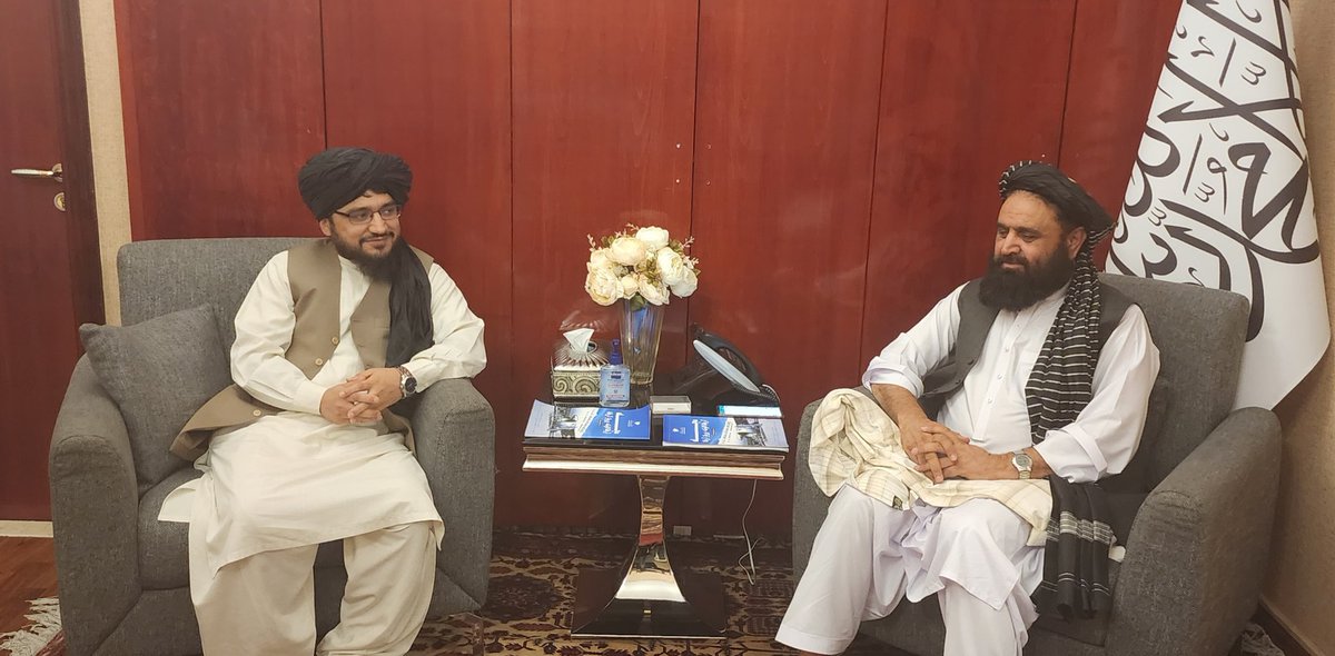 نن په ابوظبي کي دافغانستان سفارت سرپرست ښاغلي مولوي بدر الدين حقاني قونسلګرۍ ته تشريف راوړی وو، دګډ کار اوهمکاري سربيره په ابوظبي سفارت کي دپاسپورټونو دويش پيل، داليکتروني تذکرو دپيل او همداسي دافغانانو لپاره په نورو برخو کي دلا اسانه او ښو خدماتو وړاندي کولو په اړه مو مجلس وکړ.