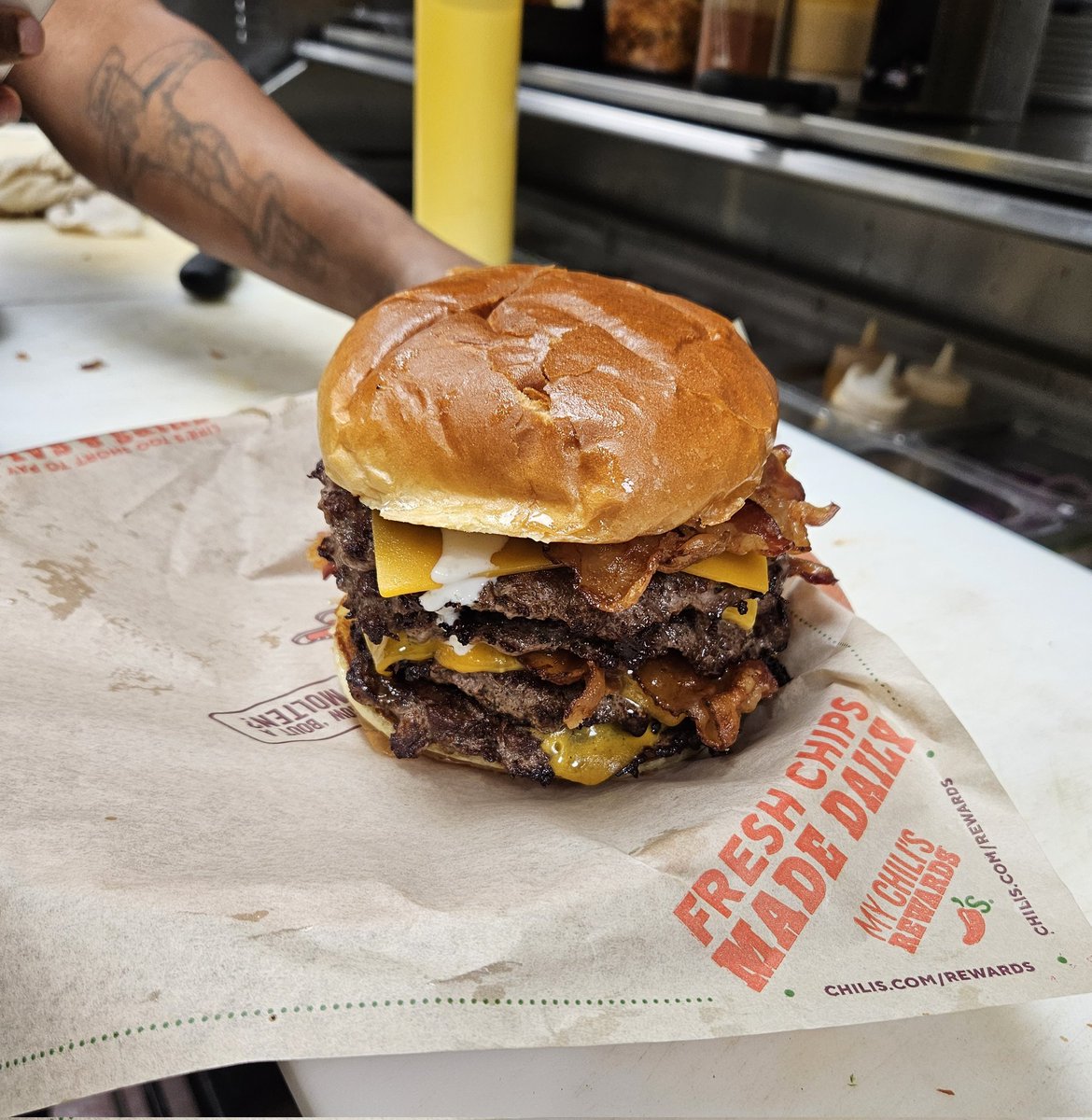 melissadavis918's tweet image. We had a guest order the Rancher Burger and added 2 more patties to it #chilislove #bigswings #core4 #incrementalsales @summer68479258 @Billsmakemesad @rhyman101 @dougcomings