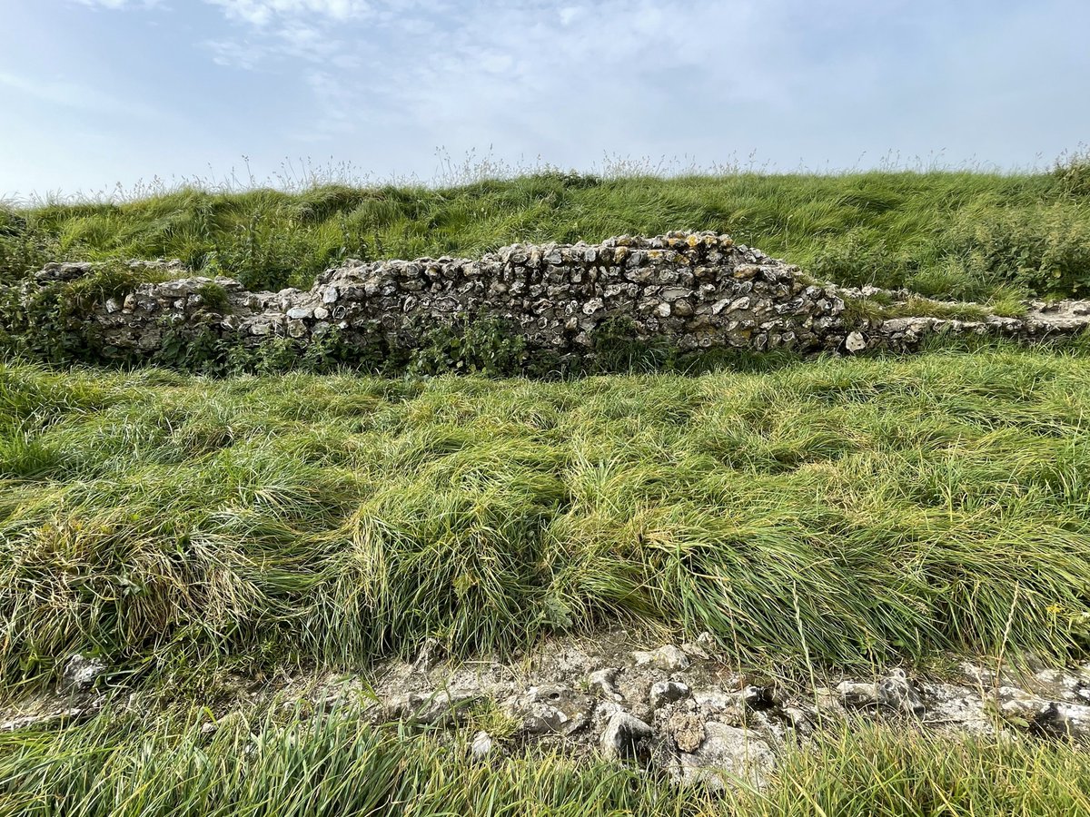 A visit to the Romano-British temple at Maiden Castle, Dorset. Splendidly situated within the largest hillfort in England, the resonances between indigenous Iron Age and imported Roman styles gets cranked up to 11. A quick dive... 
#RomanSiteSaturday