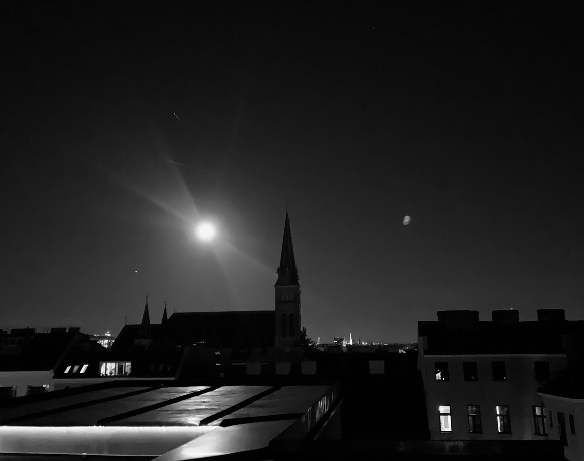 #moon #vienna #wienliebe #aussichtpasst 
„Haben sie Wien schon bei Nacht gesehen?“
