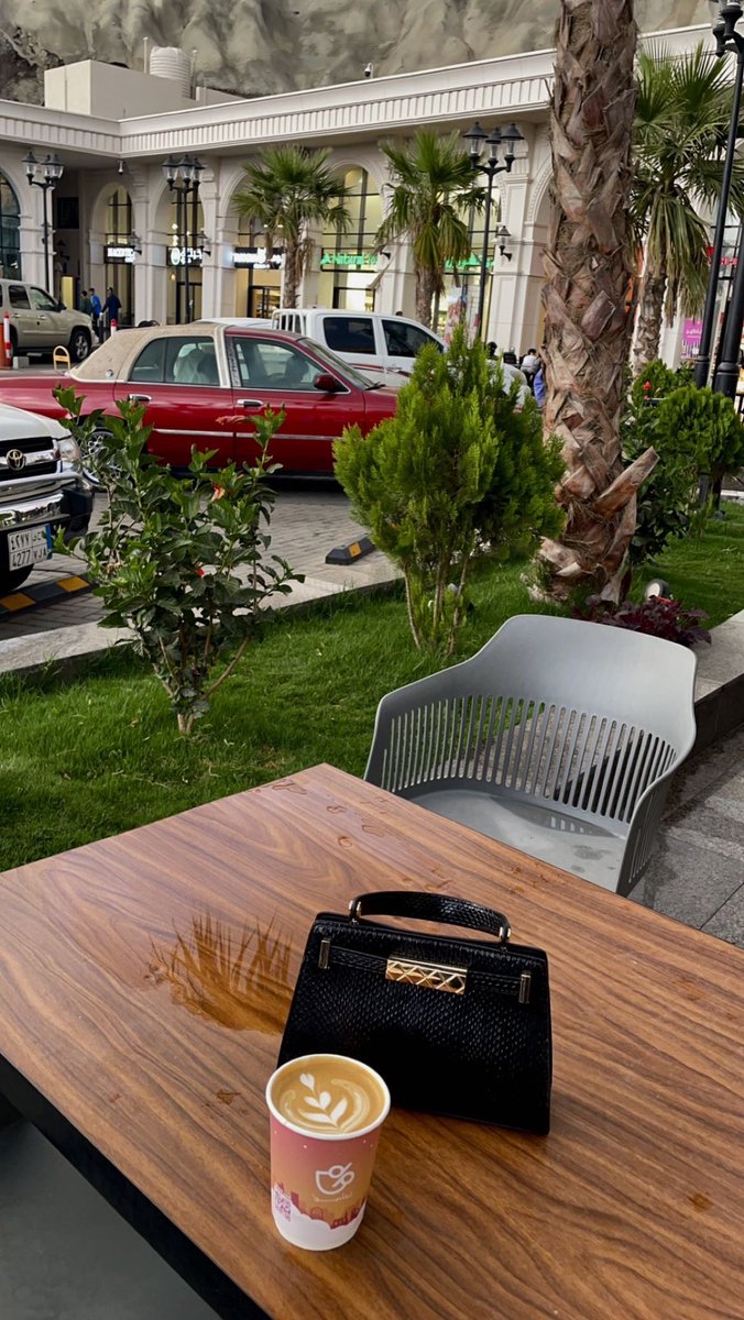 ليل الشتاء أكثر تفاصيله أشــواق
عكس اللّيالي الباقيه في وصـوفه❄️☃️